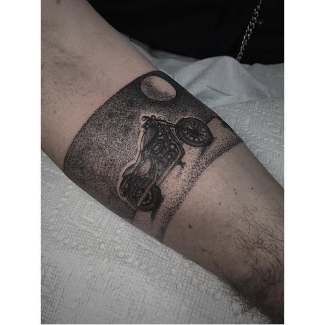 Full Circle Tattoo