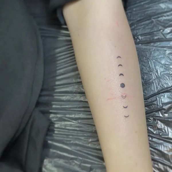 달, 일식, 초승달