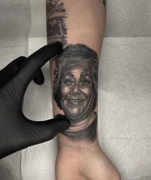 Full Circle Tattoo